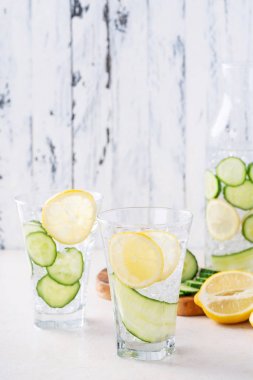 Salatalık ve limon infüzyon su