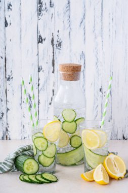 Salatalık ve limon infüzyon su