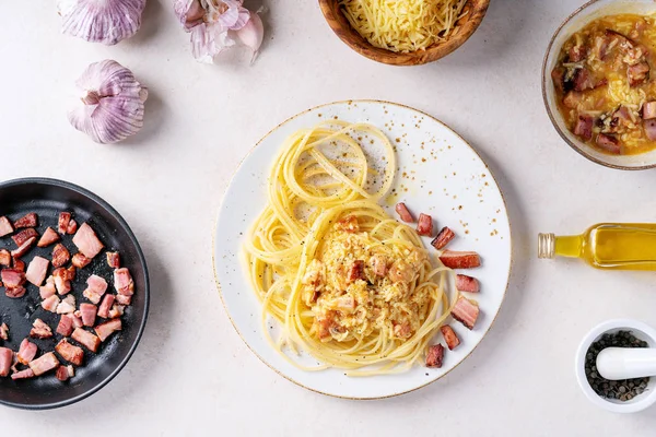 Clásico italiano Spaghetti pasta allá carbonara — Foto de Stock