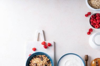 Seramik kasede granola kahvaltı