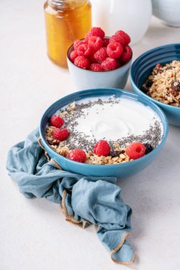 Seramik kasede granola kahvaltı