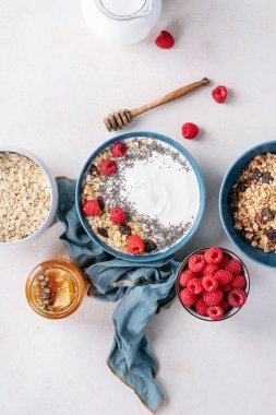 Seramik kasede granola kahvaltı