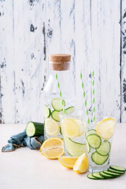 Salatalık ve limon infüzyon su