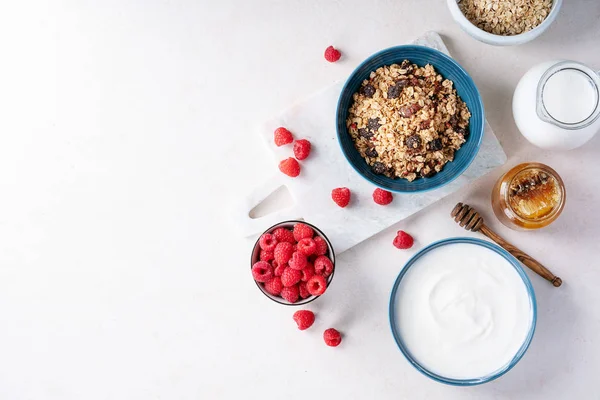 Desayuno Granola en cuenco de cerámica —  Fotos de Stock