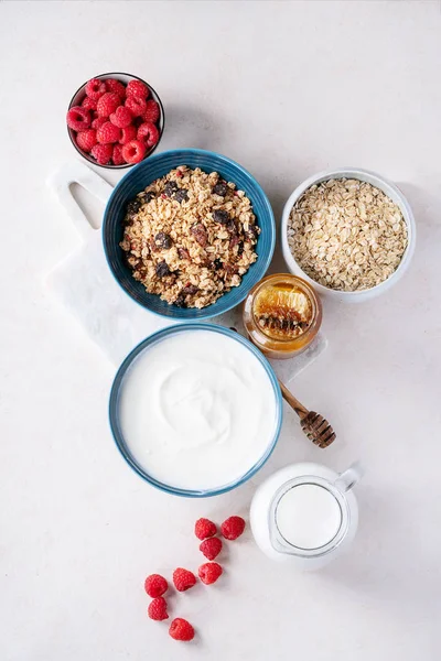 Granola café da manhã em tigela cerâmica — Fotografia de Stock