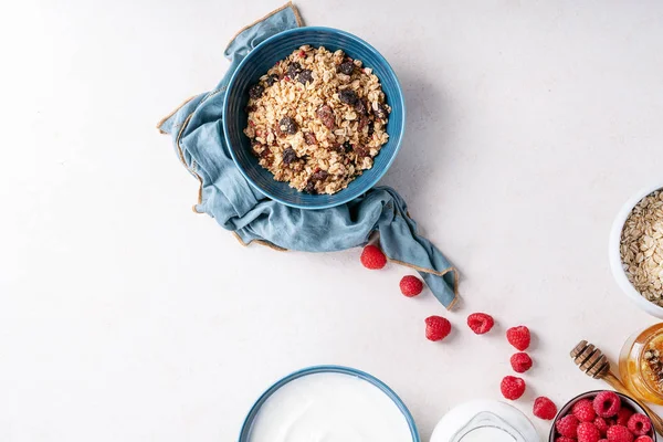 Granola café da manhã em tigela cerâmica — Fotografia de Stock