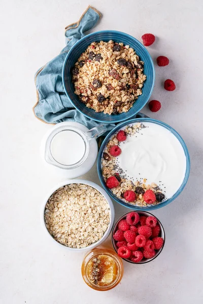 Granola café da manhã em tigela cerâmica — Fotografia de Stock