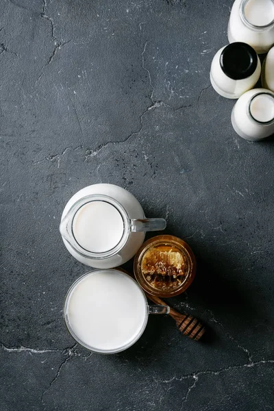 벌 꿀과 신선한 우유 — 스톡 사진