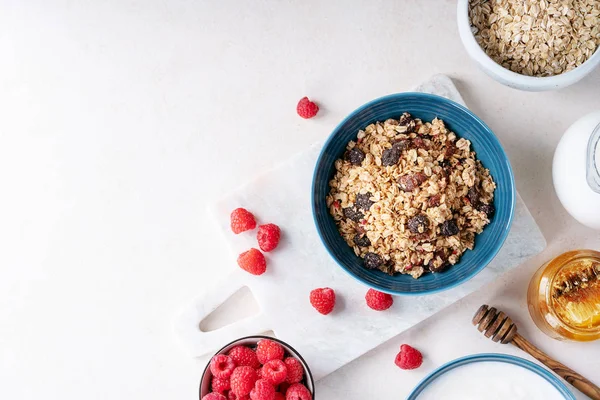 Granola café da manhã em tigela cerâmica — Fotografia de Stock