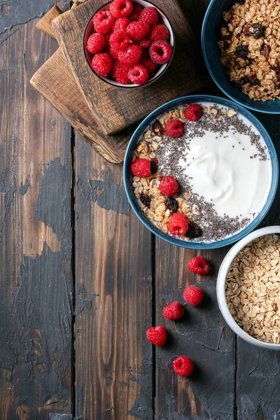 Granola café da manhã em tigela cerâmica — Fotografia de Stock