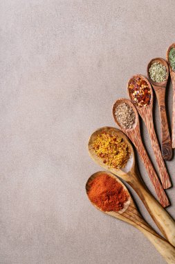 Baharat çeşitleri: tahta kaşıklar üzerinde