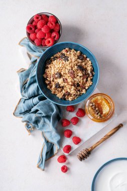 Seramik kasede granola kahvaltı