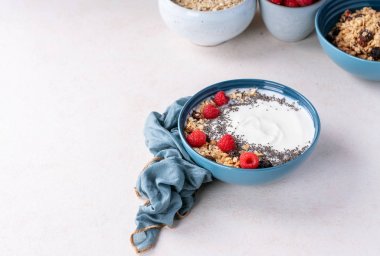 Seramik kasede granola kahvaltı