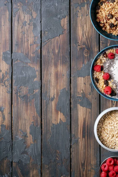 Granola café da manhã em tigela cerâmica — Fotografia de Stock