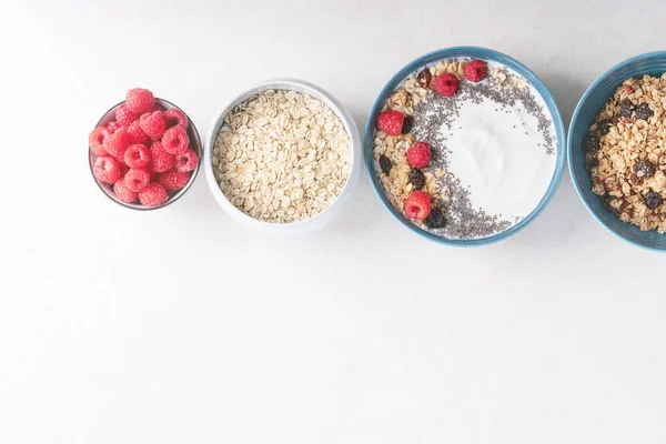 Granola café da manhã em tigela cerâmica — Fotografia de Stock