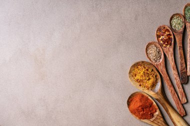 Kaşık içinde baharatlar çeşitli