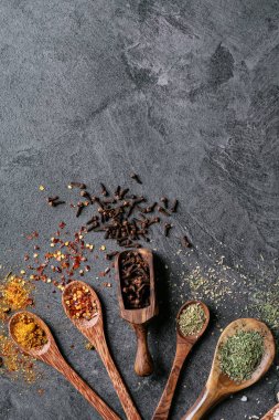 Kaşık içinde baharatlar çeşitli