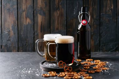 Cam kupalarda açık ve koyu zanaat bira