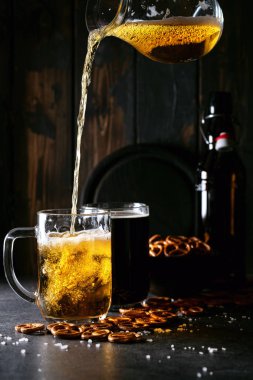 Açık ve koyu zanaat bira