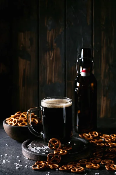 Világos és sötét kézműves sör üvegbögrék — Stock Fotó