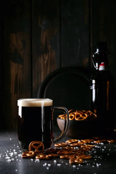 Cerveja artesanal leve e escura em canecas de vidro — Fotografia de Stock