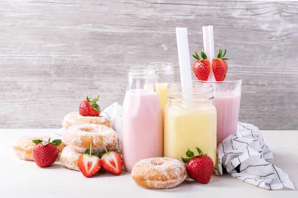 Сахарные пончики с молочными коктейлями — стоковое фото
