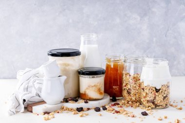 Cam kavanozlarda granola kahvaltı