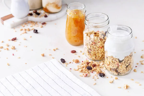 Cam kavanozlarda granola kahvaltı