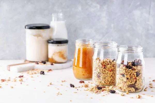 Cam kavanozlarda granola kahvaltı