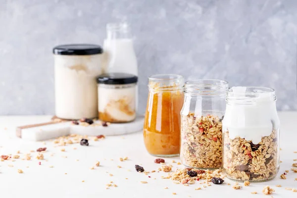 Cam kavanozlarda granola kahvaltı