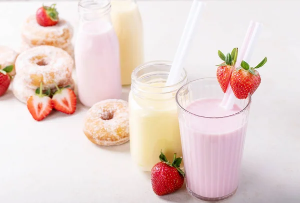 Donuts de azúcar servidos con batidos —  Fotos de Stock