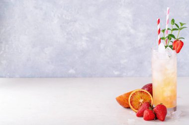 Cin ile kan portakal kokteyli