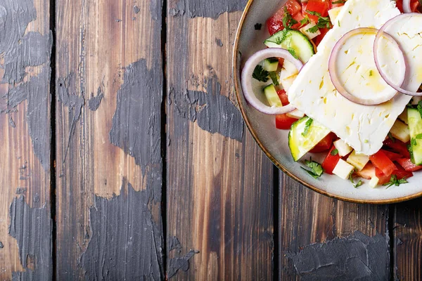 Ensalada de queso Feta en tazón de cerámica — Foto de Stock