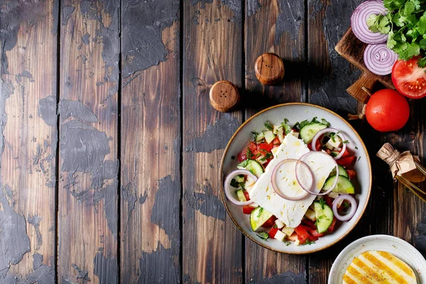 Seramik kasede beyaz peynir salatası — Stok fotoğraf