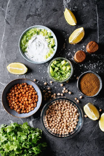 Tzatziki och kikärter Salat i keramisk skål — Stockfoto
