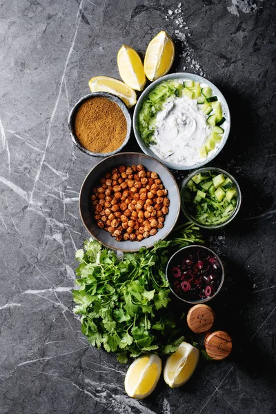 Tzatziki und Kichererbsensalat in Keramikschüssel — Stockfoto