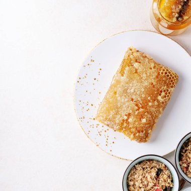 Ev yapımı granola bal ile servis