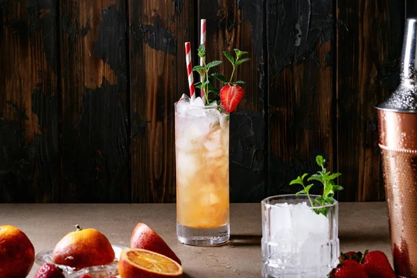 Кровавый апельсиновый коктейль с джином — стоковое фото