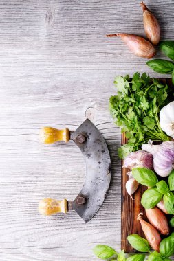 Taze kişniş ve fesleğen