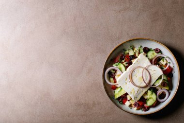 Seramik kasede beyaz peynir salatası