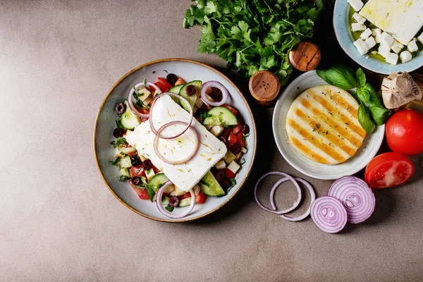 Feta-Käse-Salat in Keramikschüssel — Stockfoto