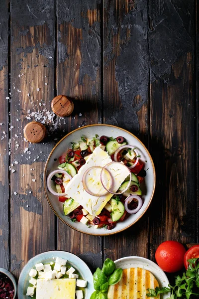 Salada de queijo Feta em tigela de cerâmica — Fotografia de Stock