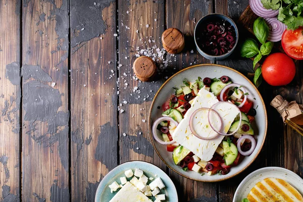 Seramik kasede beyaz peynir salatası — Stok fotoğraf