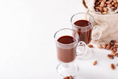 Ev yapımı sıcak çikolata içeceği.