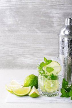 Mojito yapılmış ev kokteyl