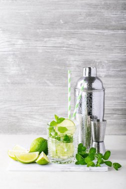 Mojito yapılmış ev kokteyl