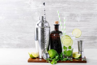 Mojito yapılmış ev kokteyl