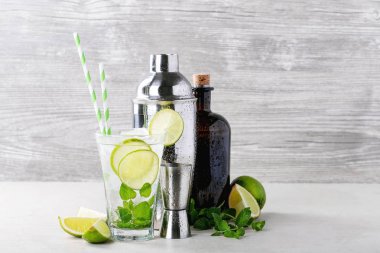 Mojito yapılmış ev kokteyl