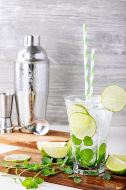 Mojito yapılmış ev kokteyl