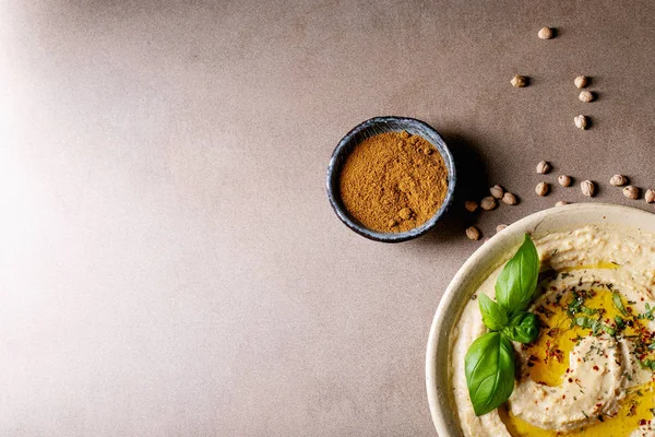 Zeytinyağı ve zemin kimyon ile Humus